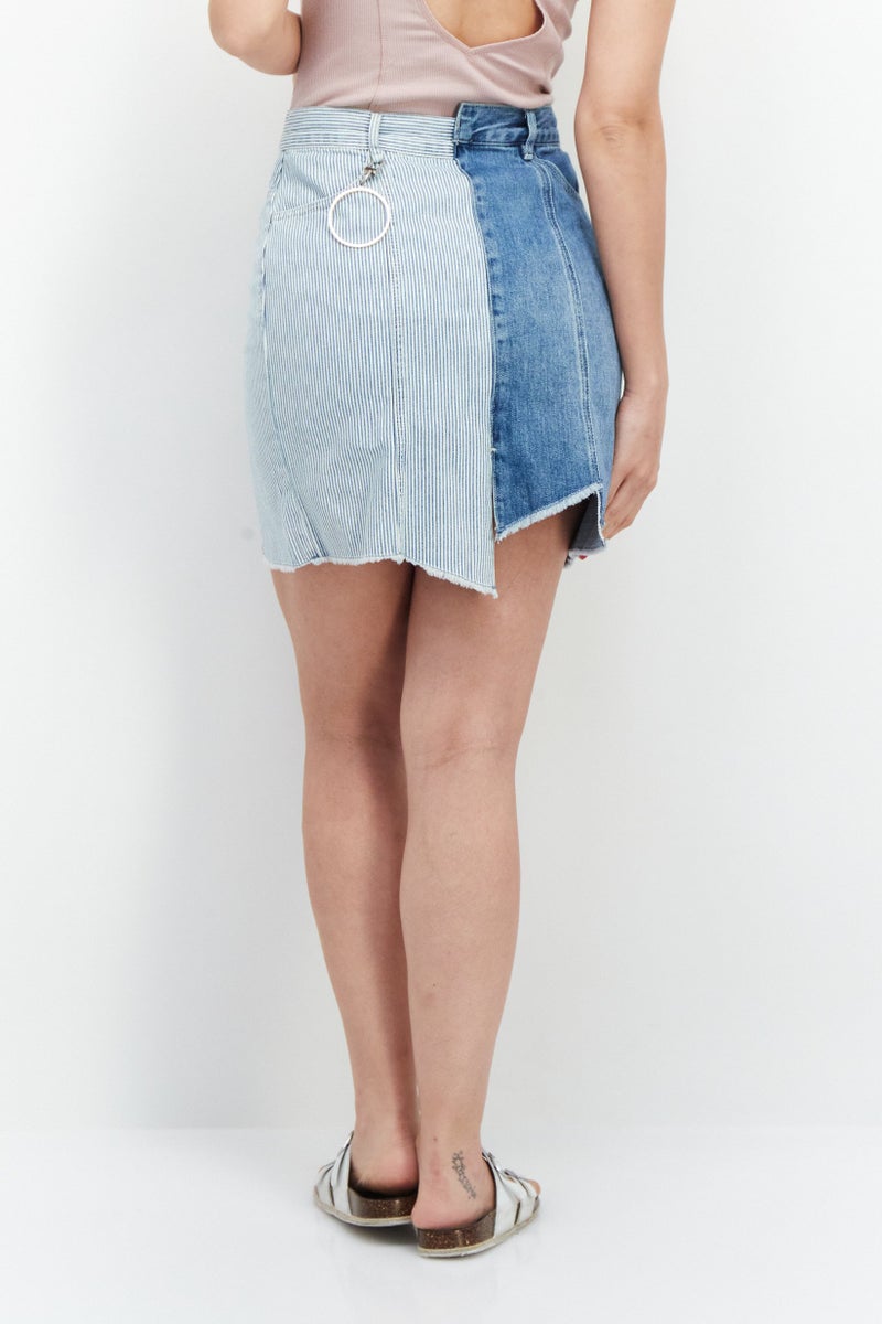 VERO MODA تنورة جينز ميني ملونة للنساء، زرقاء - Image 2