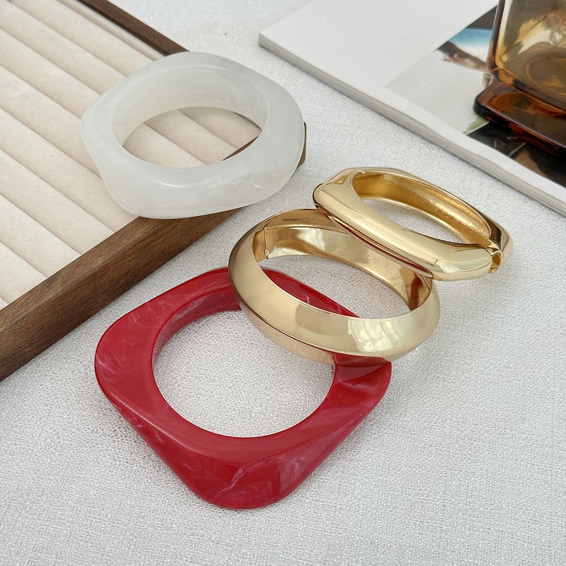 SHIXIN Oversized Resin Bangle with Gradient Effect and Irregular Metal Spring Design - Image 4