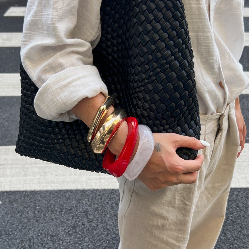 SHIXIN Oversized Resin Bangle with Gradient Effect and Irregular Metal Spring Design - Image 3