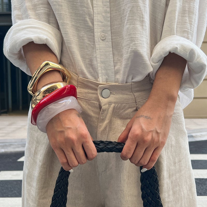 SHIXIN Oversized Resin Bangle with Gradient Effect and Irregular Metal Spring Design - Image 1