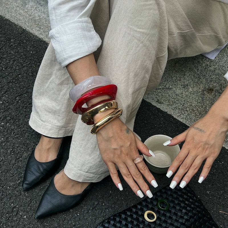 SHIXIN Oversized Resin Bangle with Gradient Effect and Irregular Metal Spring Design - Image 2