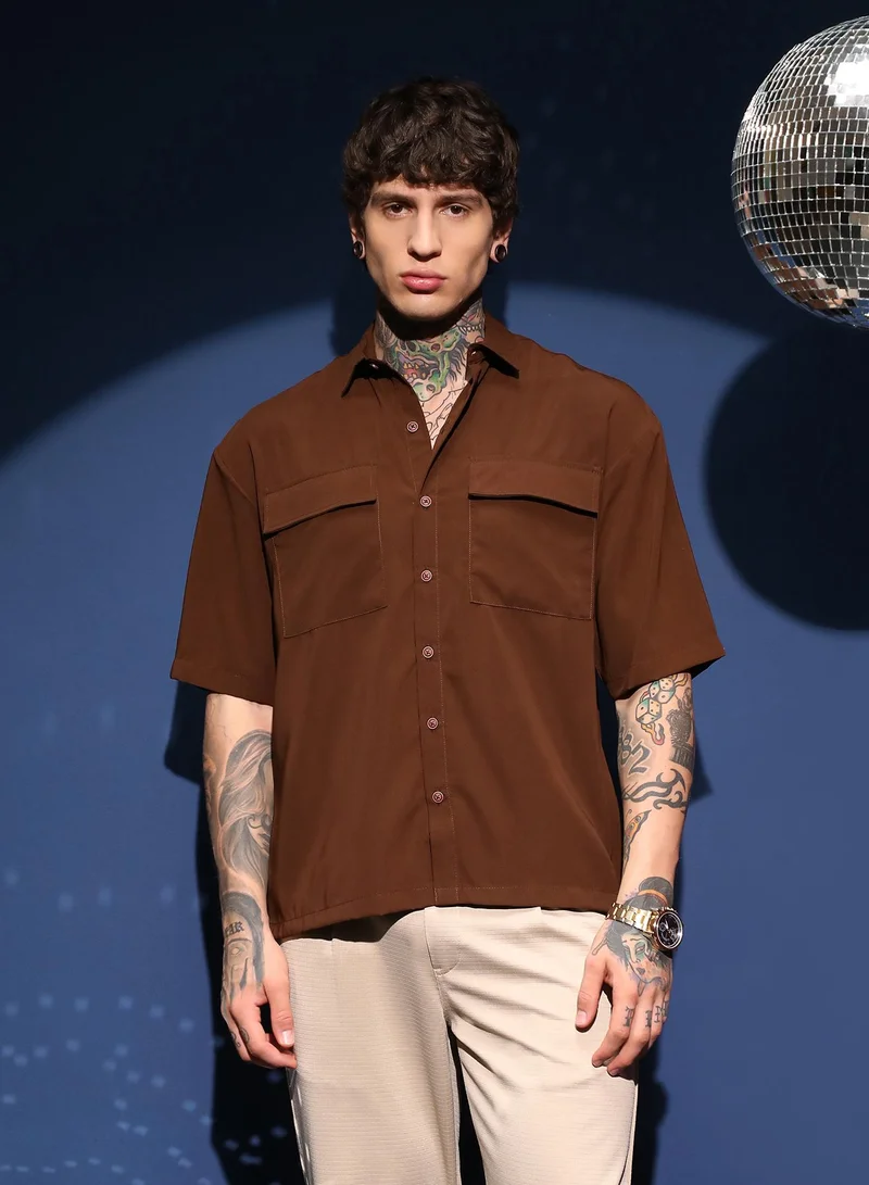 كامبوس سوترا قميص رجالي بني شوكولاتة واسع للاستخدام اليومي بياقة عادية وأكمام قصيرة