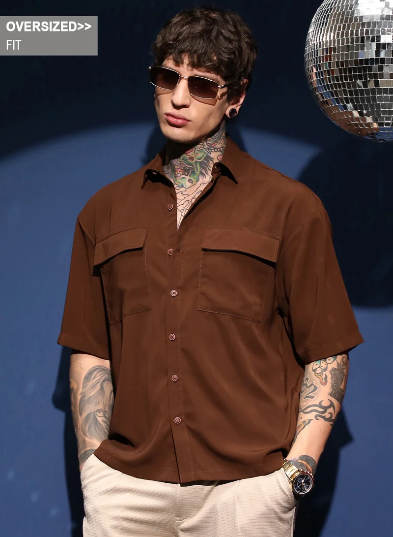 كامبوس سوترا قميص رجالي بني شوكولاتة واسع للاستخدام اليومي بياقة عادية وأكمام قصيرة