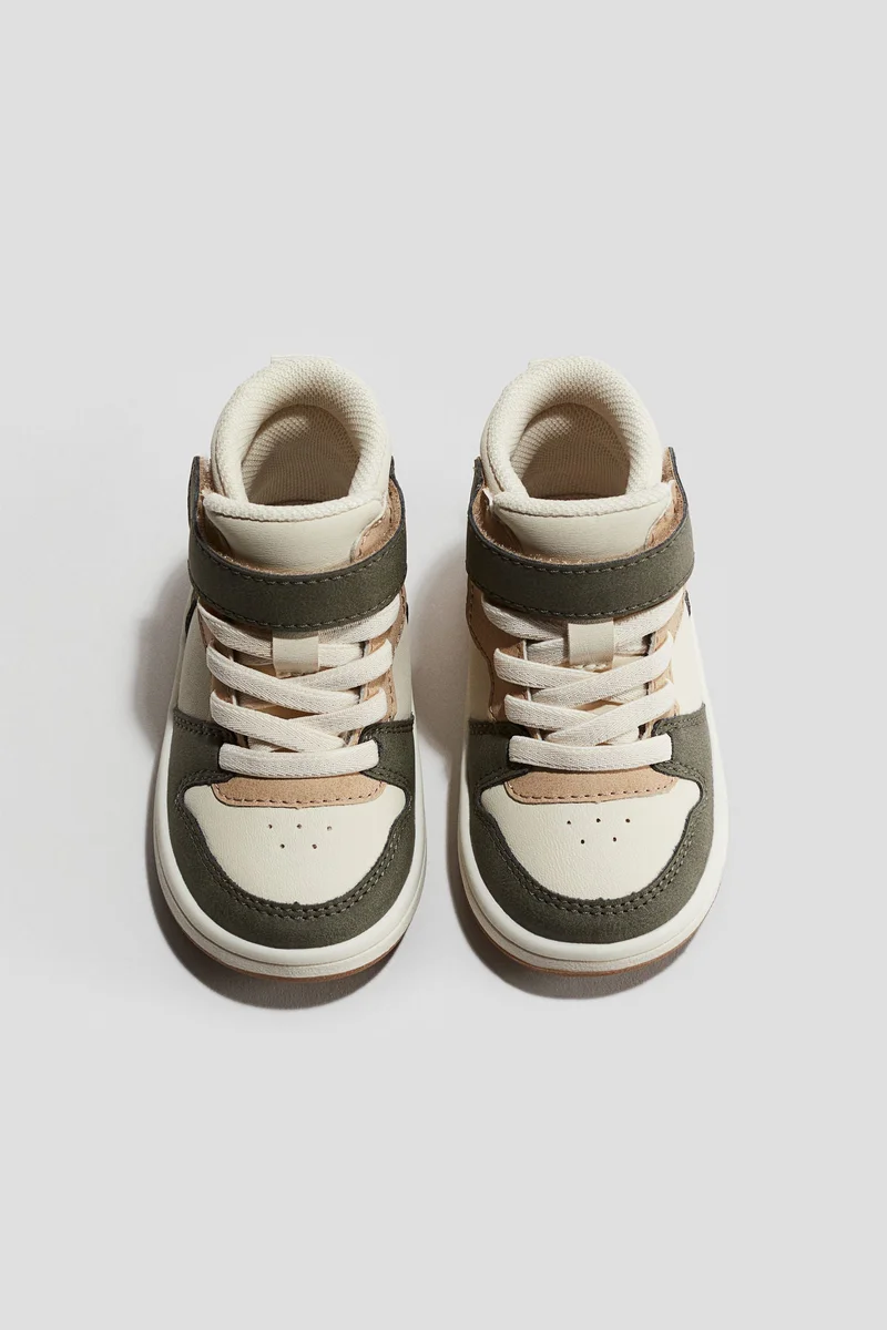 اتش اند ام حذاء رياضي عالي بنمط ألوان متباينة