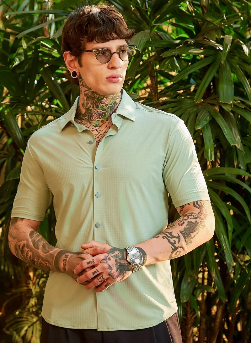 Campus Sutra Men's Light Pistachio Seamless Cuboid Shirt For Casual Wear | Spread Collar | Short Regular Sleeves | Button Closure | Shirt Crafted With Comfort Fit For Everyday Wear