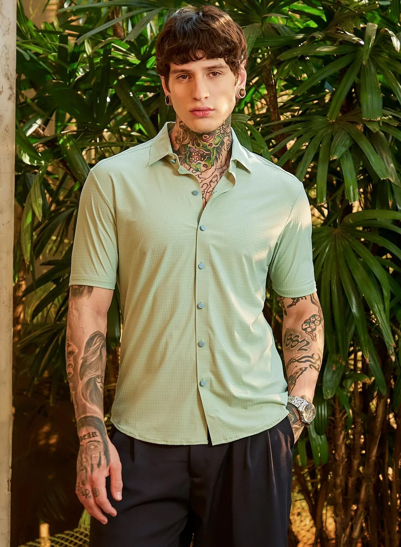 Campus Sutra Men's Light Pistachio Seamless Cuboid Shirt For Casual Wear | Spread Collar | Short Regular Sleeves | Button Closure | Shirt Crafted With Comfort Fit For Everyday Wear