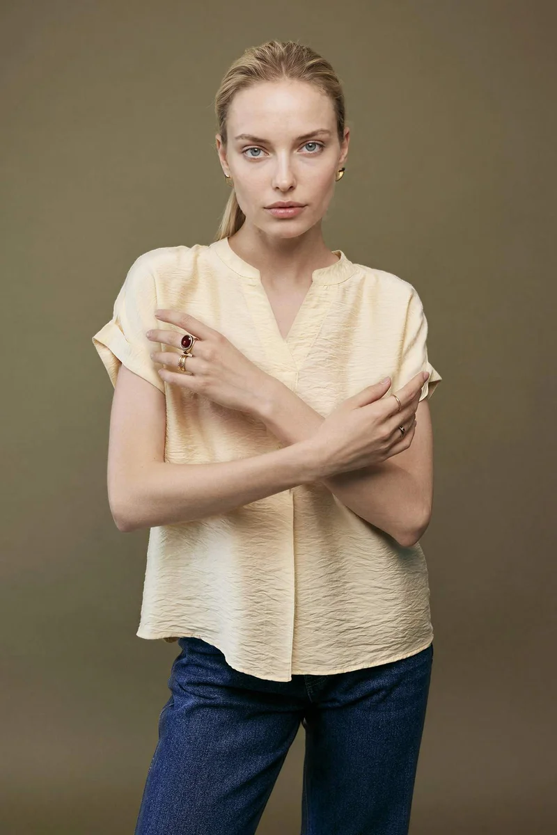 ديفاكتو Relax Fit Flap Collar Short Sleeve Blouse