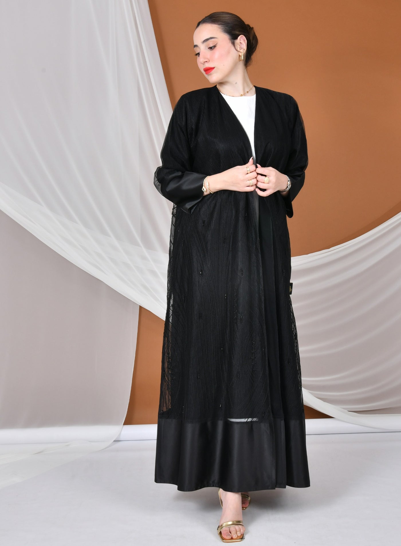 عباية لف سوداء بقماش الاورقانزا المطرز والمزين بشك...