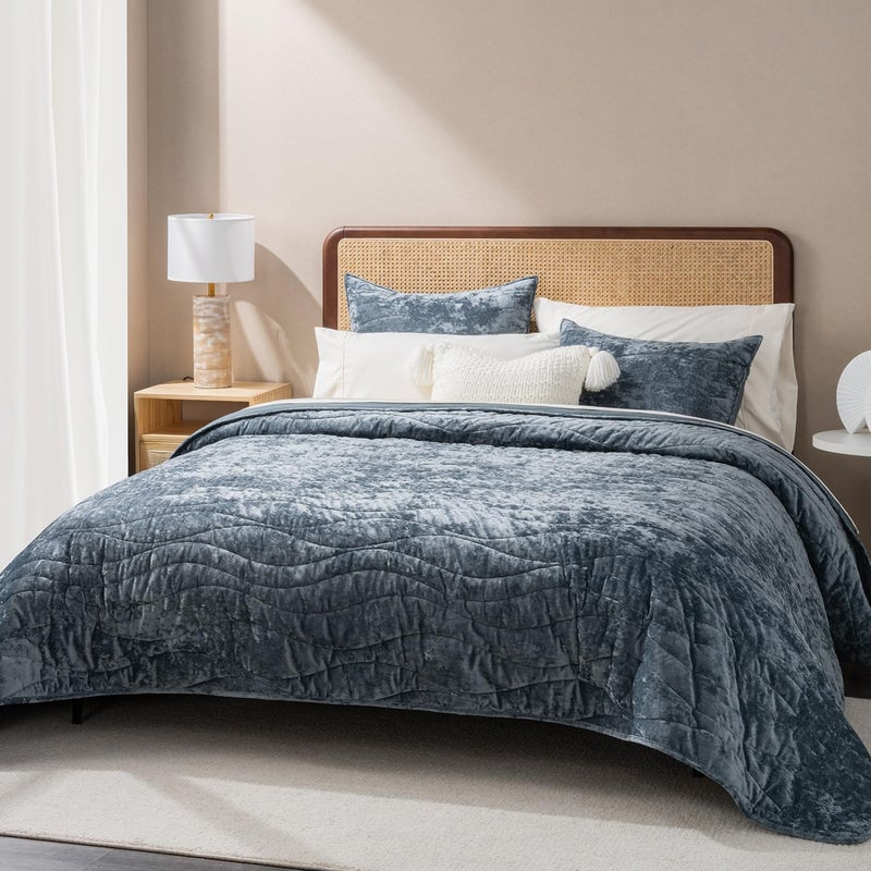 EVERGRACE Luxury Velvet Quilt King Size Ultra Soft Wave Crushed Velvet Bedding Set Lightweight Quilted Comforter Set for All Season Oversized Bedspread Coverlet with 2 Shams Stormy Blue
