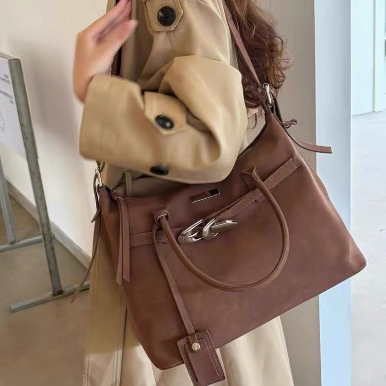 حقيبة كروس بودي عصرية ذات سعة كبيرة وتصميم إبزيم - Image 1