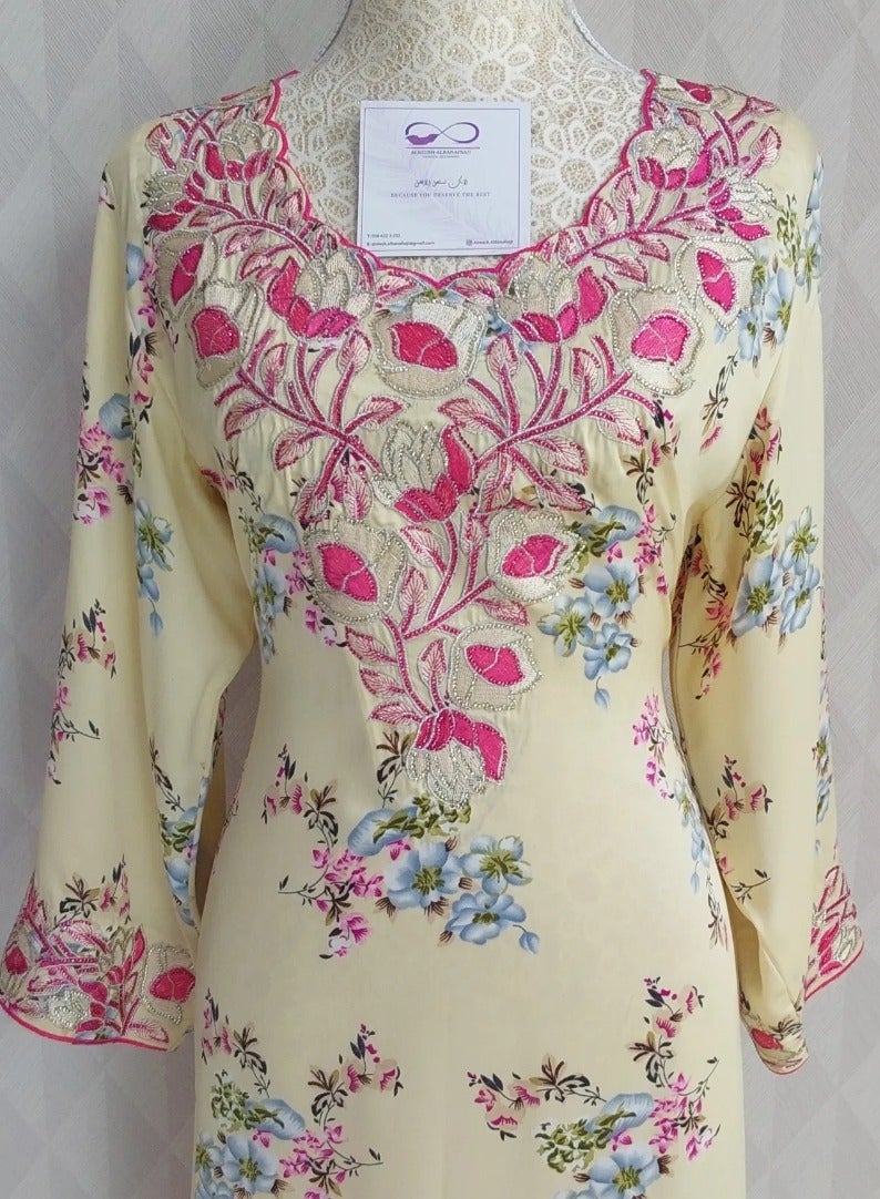 الريش البنفسجي  تطريز مخاوير خليجية شغل يدوي ✨ جلابية مطرزة جاهزة - Image 1