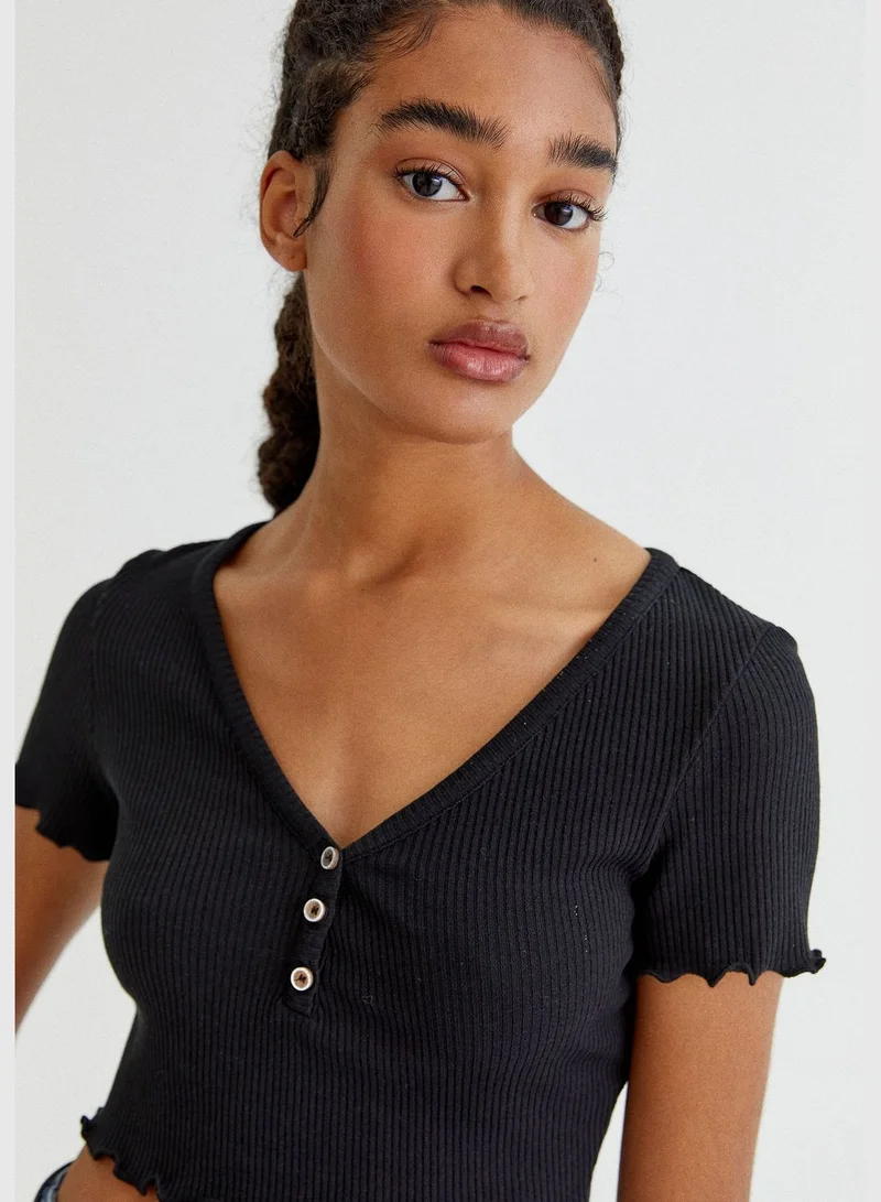 PULL&BEAR Ribbed crop top with buttons
