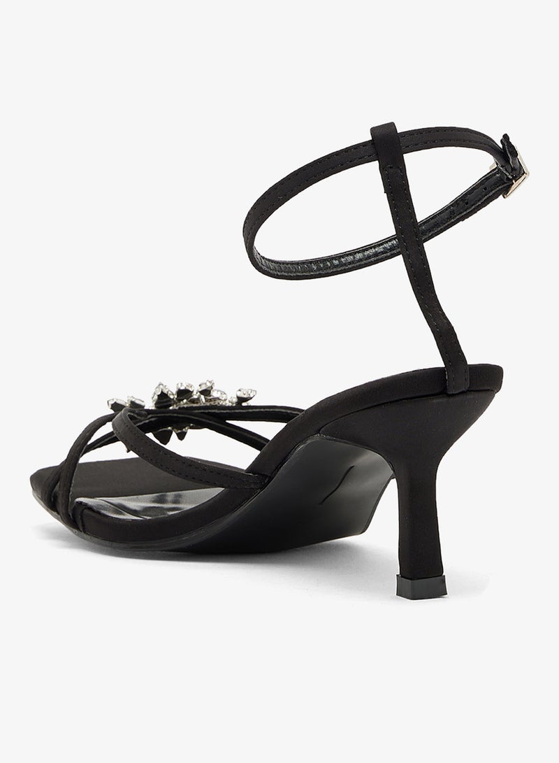 خزانة صنادل بكعب متوسط مزينة بتفاصيل فضية - Image 3