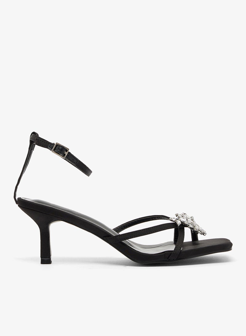 خزانة صنادل بكعب متوسط مزينة بتفاصيل فضية - Image 1