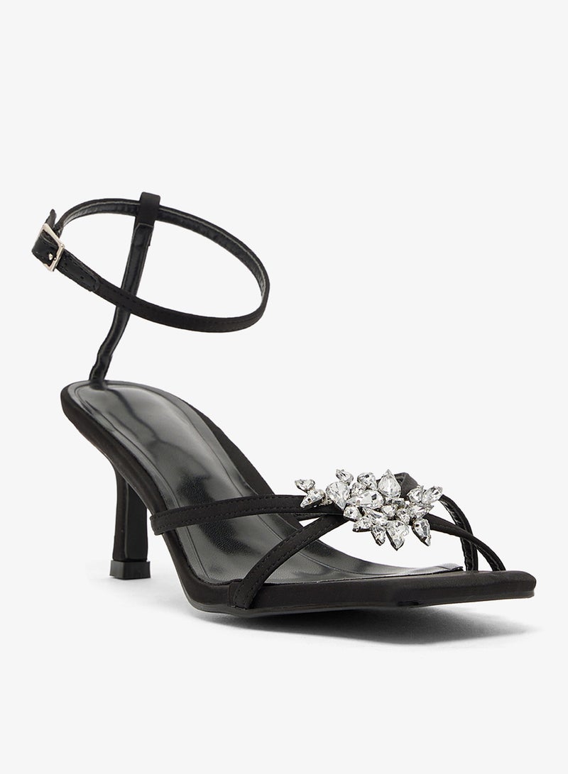 خزانة صنادل بكعب متوسط مزينة بتفاصيل فضية - Image 2