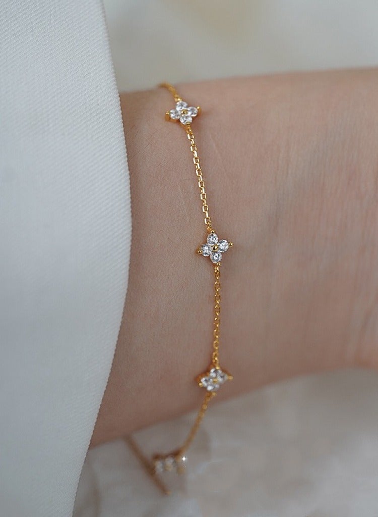 A full-body 925 silver four-leaf clover inlaid zirconia bracelet gift box, fashionable and delicate dating gifts, temperament and versatile girls  - Image 4