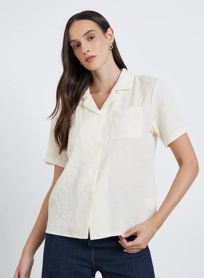 ستايلي قميص بأزرار بأكمام قصيرة من الجاكار بنقشة ستيلى