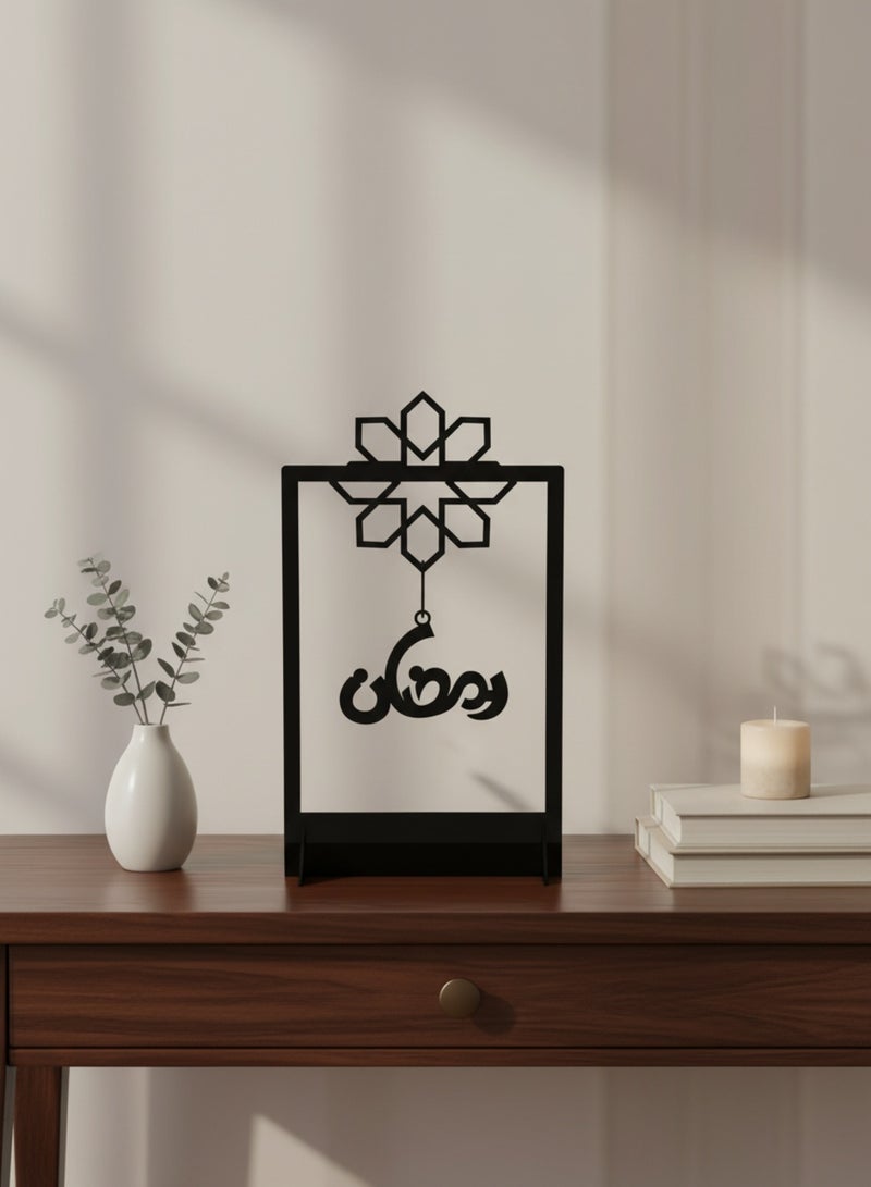 لوحة ستاند ديكور من الأكريليك يحمل كلمة رمضان معلقة داخل شكل زخرفي - Image 3