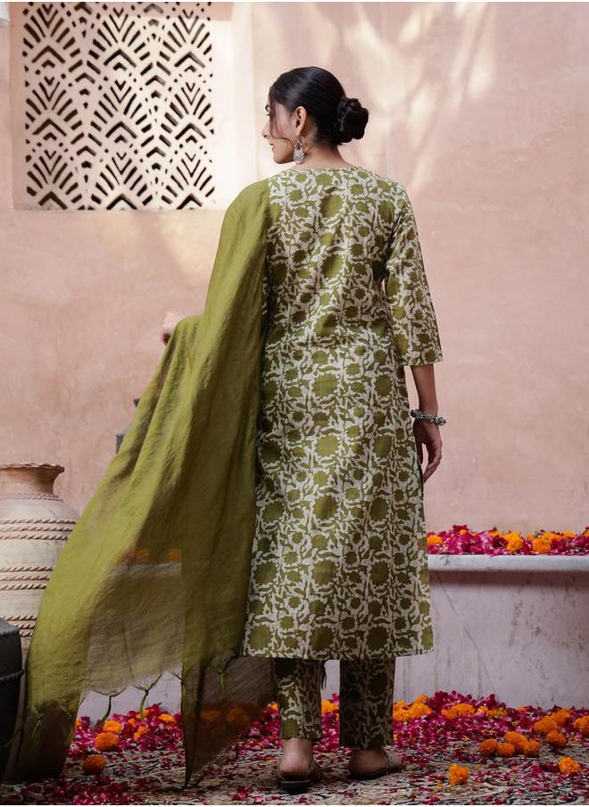 sanskrutihomes Floral Printed V-Neck Pure Cotton Kurta and Pants Set for Women by Styli  - Image 2