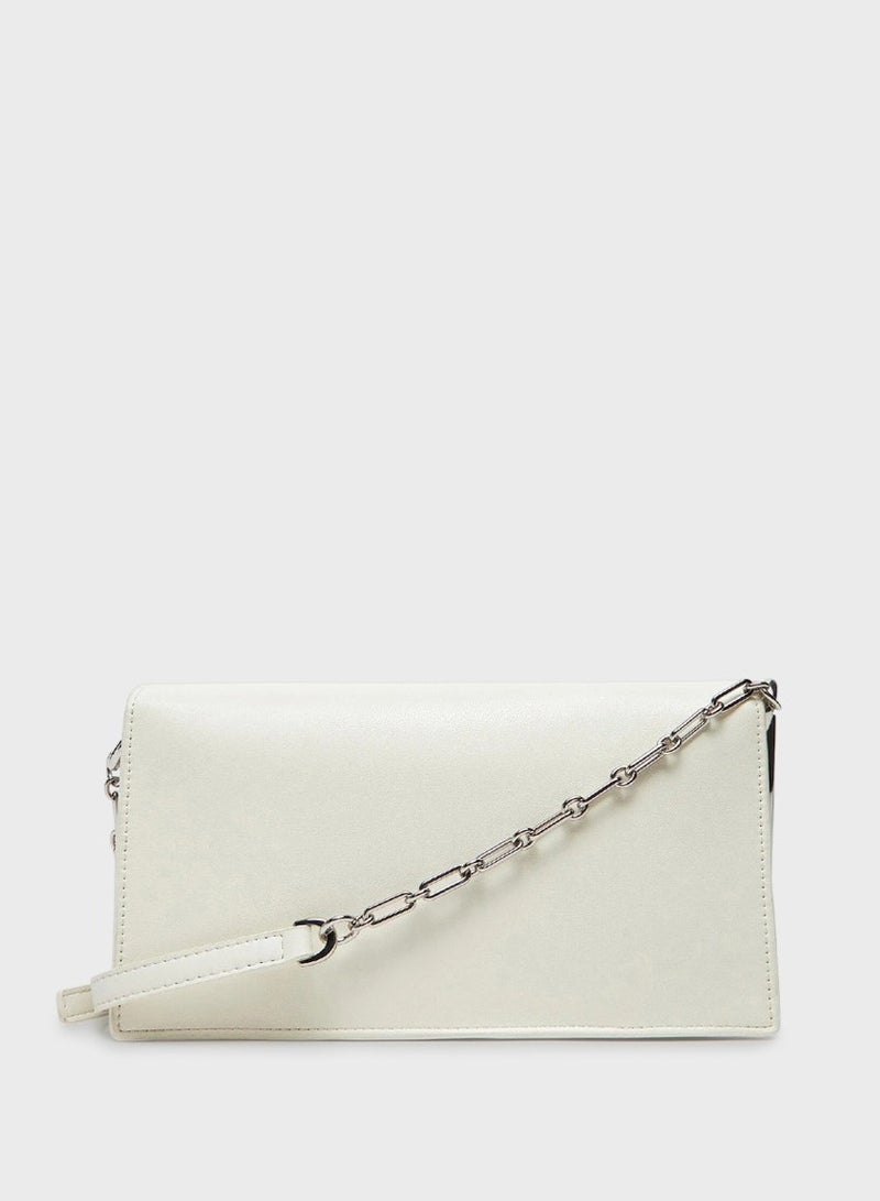 كالفن كلاين حقيبة كروس بودي بشعار - Image 2