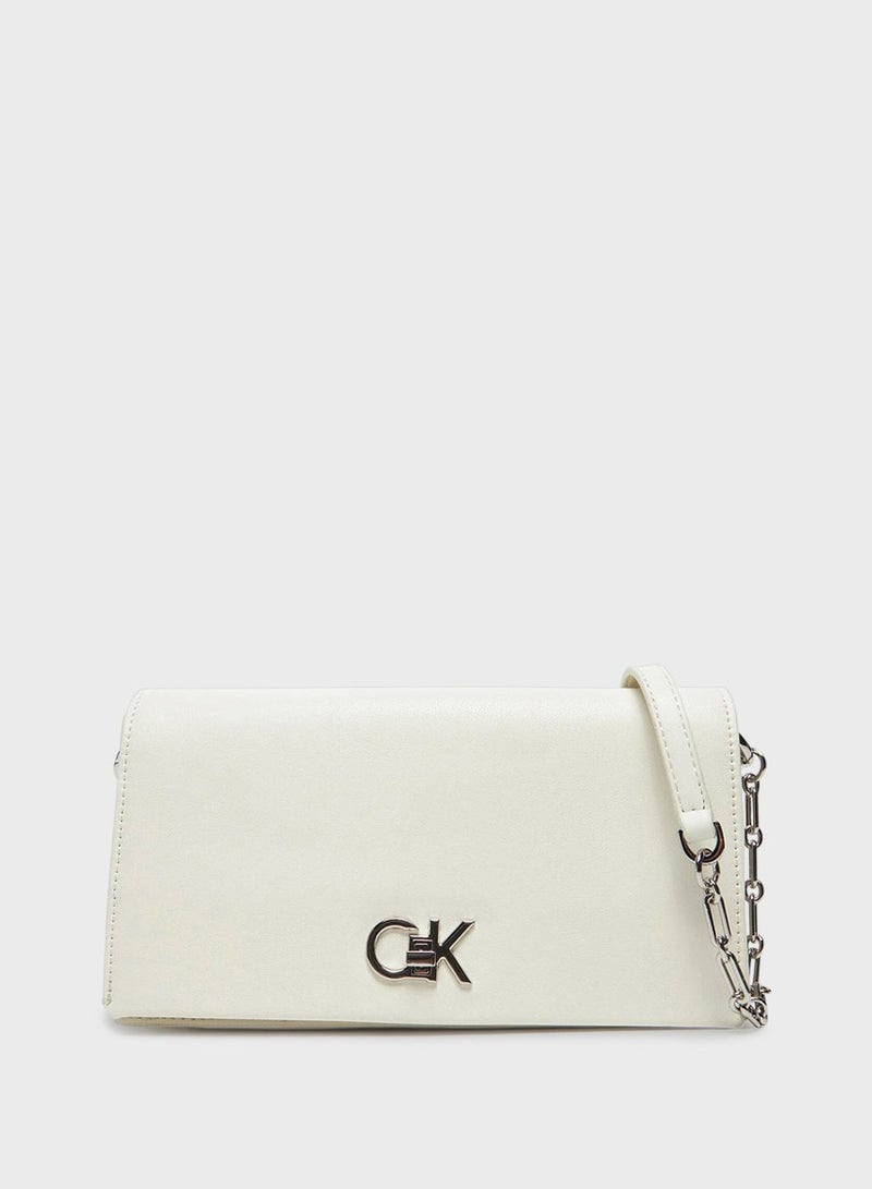 كالفن كلاين حقيبة كروس بودي بشعار - Image 1