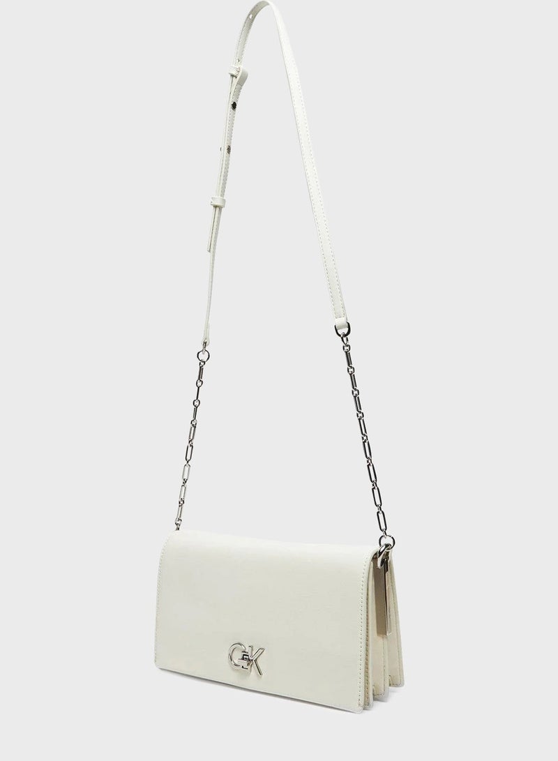 كالفن كلاين حقيبة كروس بودي بشعار - Image 4