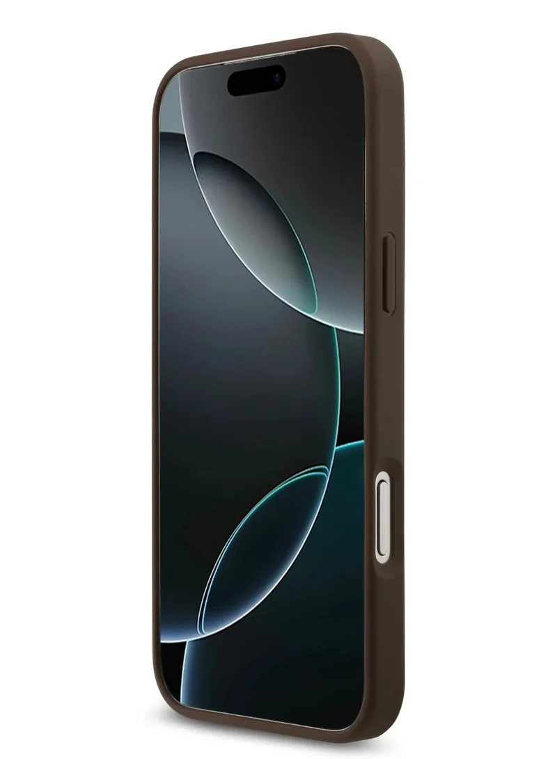جس غطاء حماية من البولي يوريثان لهاتف iPhone 17 Pro مع فتحة للبطاقات وشعار معدني مكتوب عليه - بني