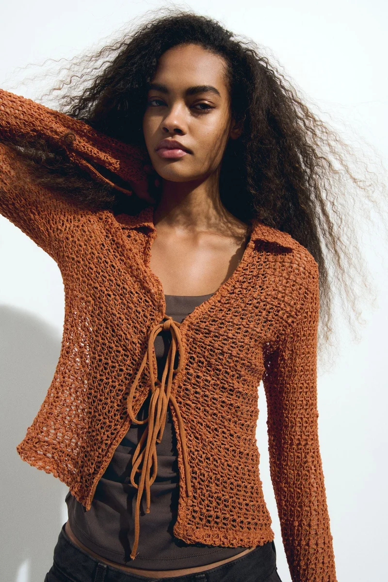 اتش اند ام بلوزة بنمط مثقب وربطة أمامية