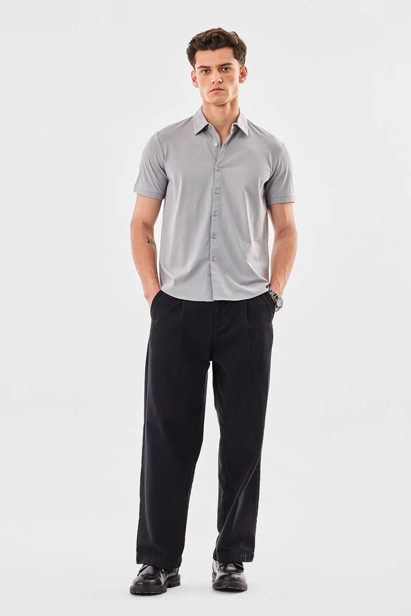 سنيتش قميص رمادي فاتح بقصة عادية