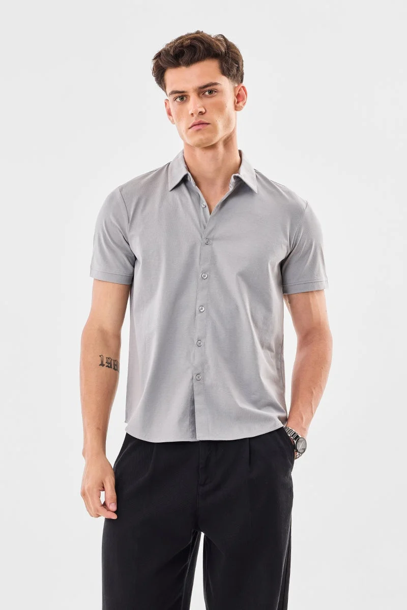 سنيتش قميص رمادي فاتح بقصة عادية