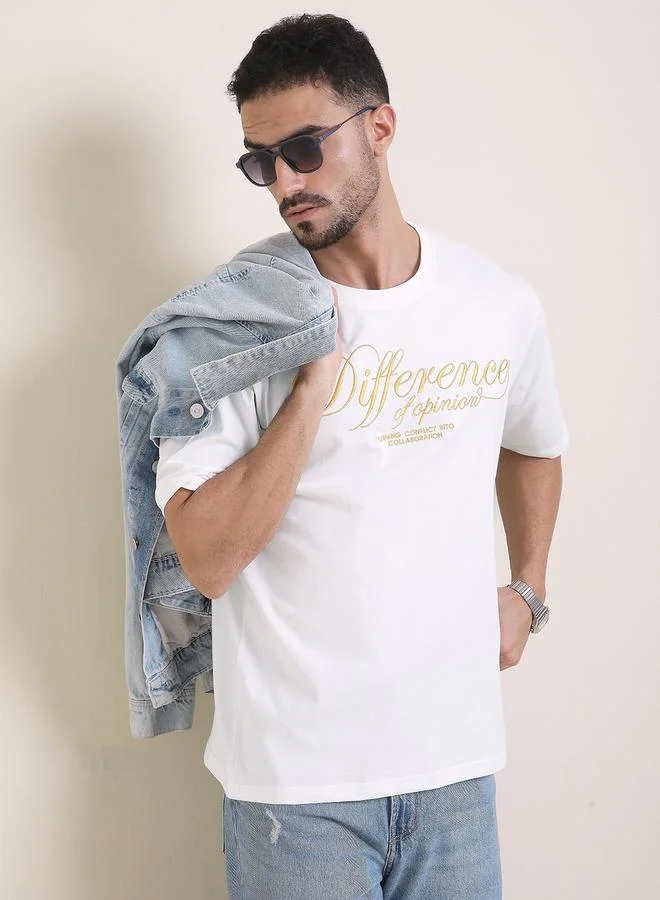 ديفيرينس أوف أوبينيون تيشيرت بتفاصيل مطرزة وقصة واسعة للرجال