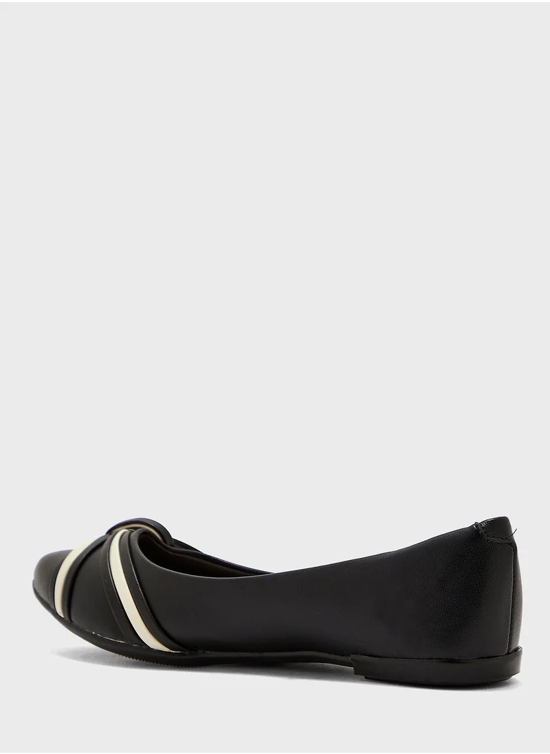 MOLECA Annalise Close Toe Ballerinas
