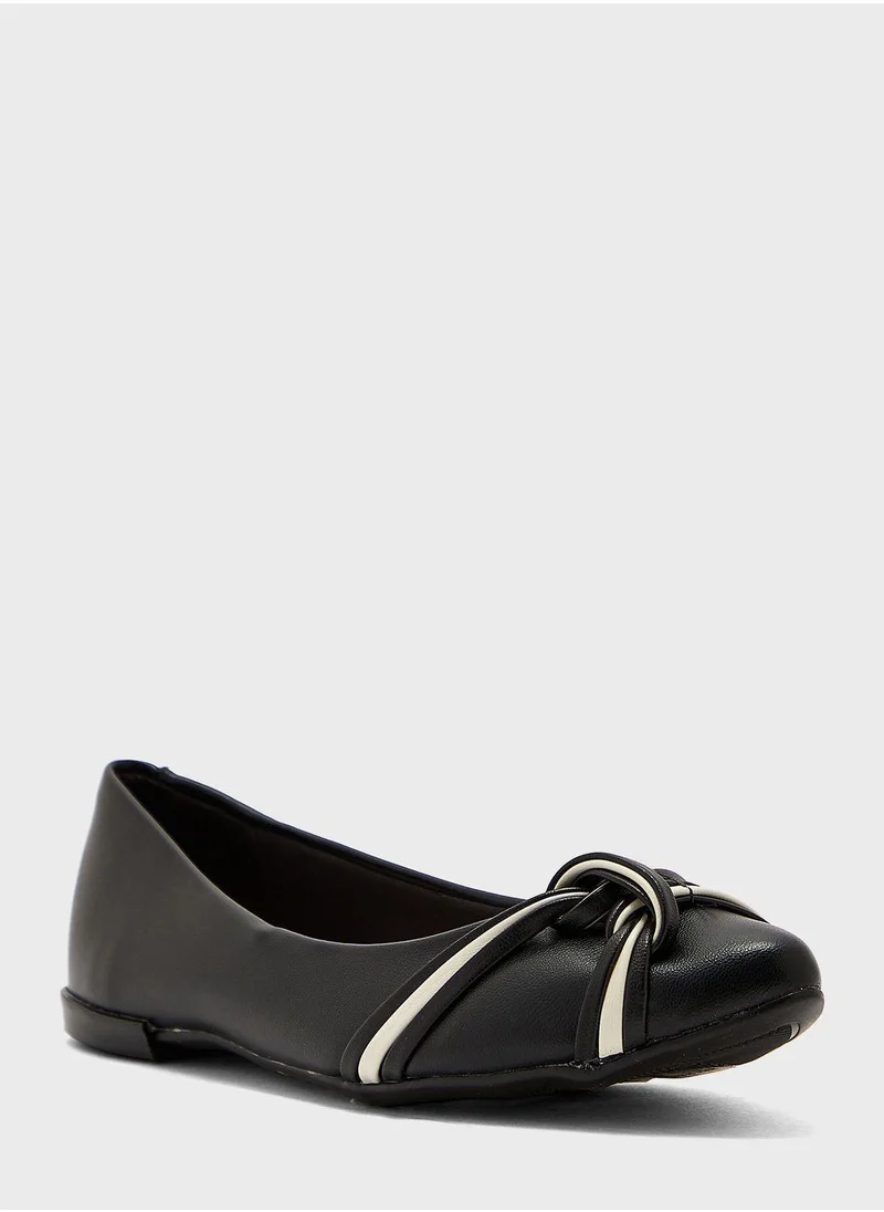 MOLECA Annalise Close Toe Ballerinas