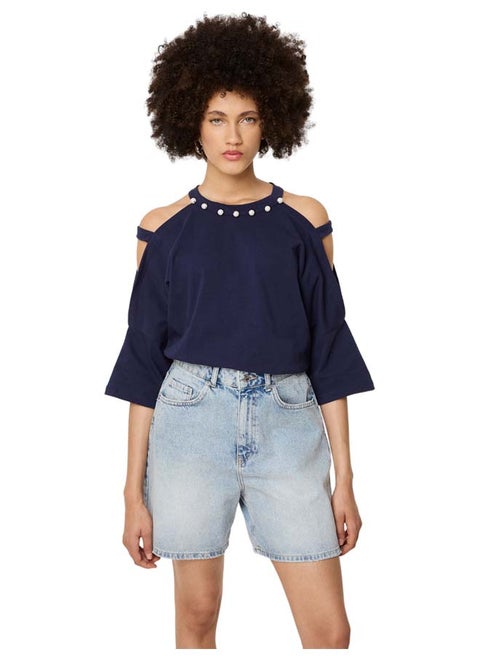 Blouse with shoulders cut out