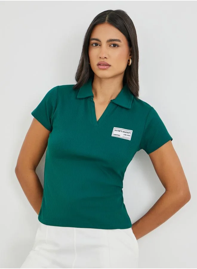 ستايلي Styli Wide Ribbed Contrast Badge Detail Cropped Polo T-Shirt