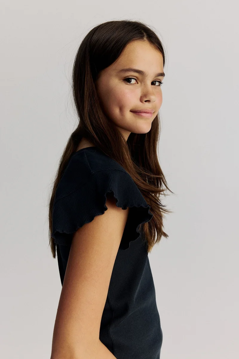 اتش اند ام بلوزة مرنة بأكمام مكشكشة