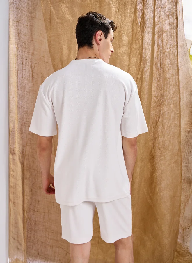 ساسافراس طقم تي شيرت وشورت رجالي أبيض من ساسافراس بنقشة الوافل كبيرة الحجم
