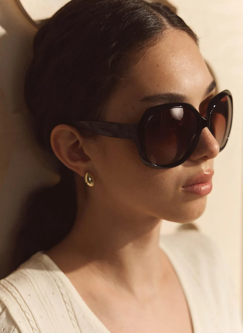 Oversized sunglasses with plastic frames
