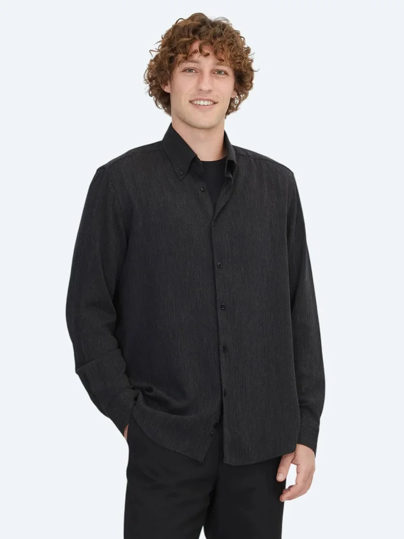 كيب قميص أسود بقصة عادية من قماش محبوك، مناسب للإطلالات الكاجوال