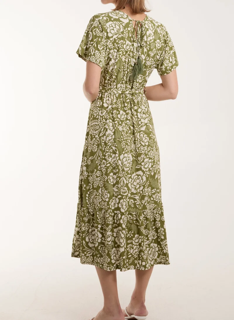 بلو فانيلا فستان ميدي بياقة على شكل حرف  مع رباط شرابة