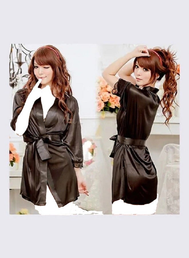 رداء نوم نسائي قصير من البوليستر الساتان بيبي دول مع مجموعة حزام الخصر والخصر  - Image 3