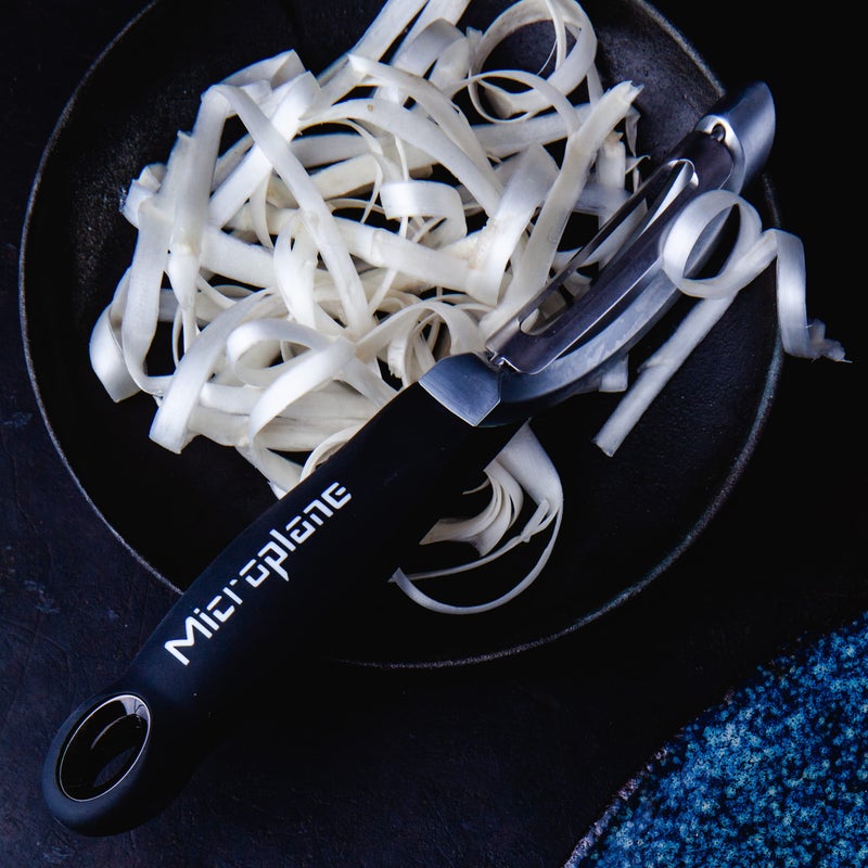 Microplane قشارة ميكروبلان المصنوعة من الفولاذ المقاوم للصدأ، شفرة حادة لتقشير الفواكه والخضروات الصلبة بسهولة، قشارة مطبخ للطهاة المنزليين والطهاة المحترفين - Image 5