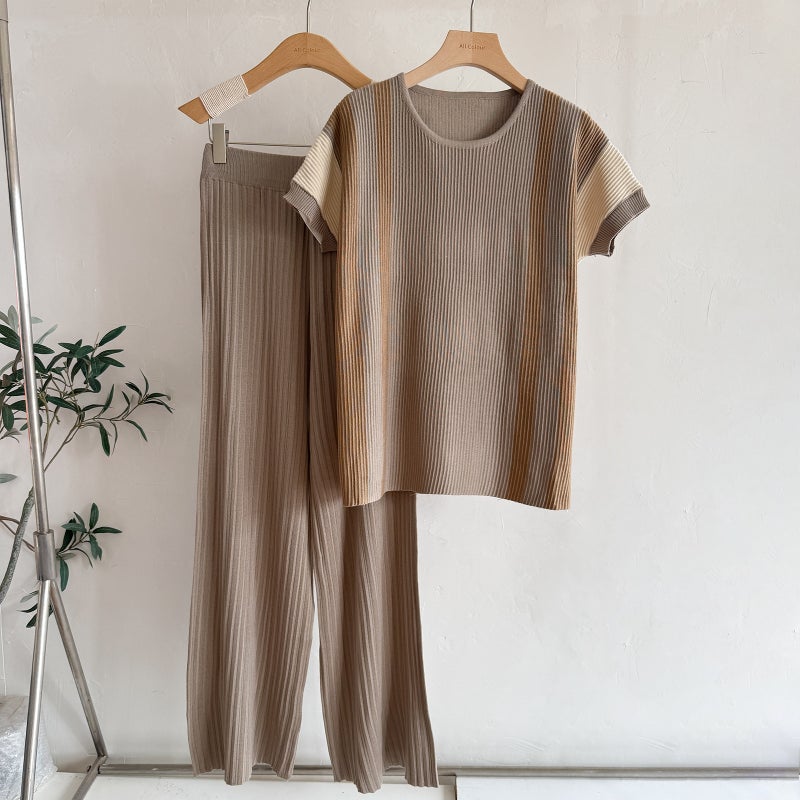 Fashionable Knitted Tracksuit Set with Pleated Contrast Trim Loose Fit Trousers and T-Shirt - Image 2