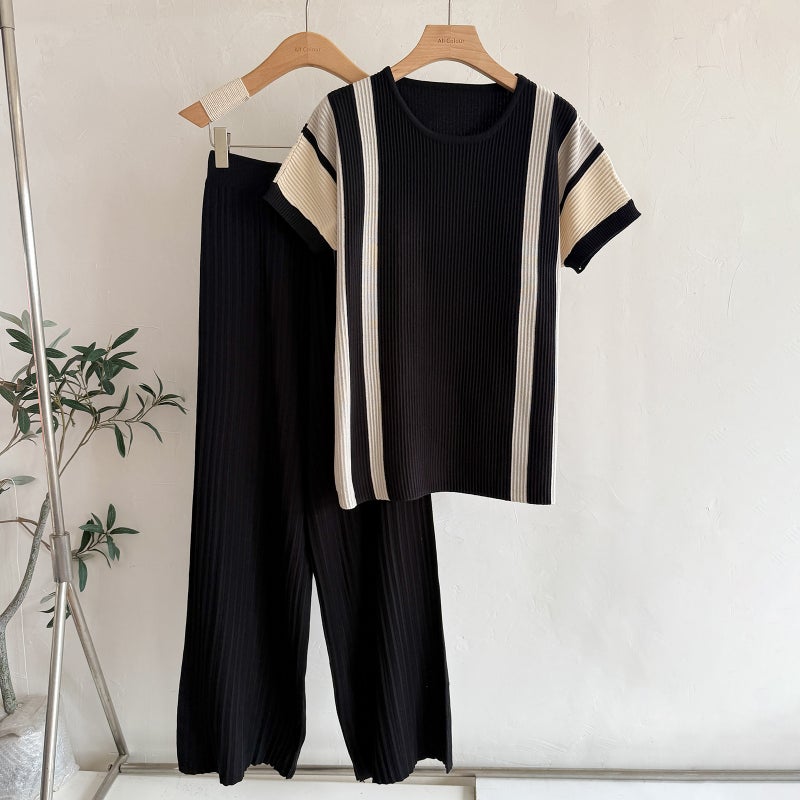 Fashionable Knitted Tracksuit Set with Pleated Contrast Trim Loose Fit Trousers and T-Shirt - Image 3