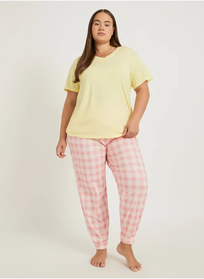 Styli Plus Size Slubbed V Neck T-Shirt and Checked Cuffed Pyjama Set