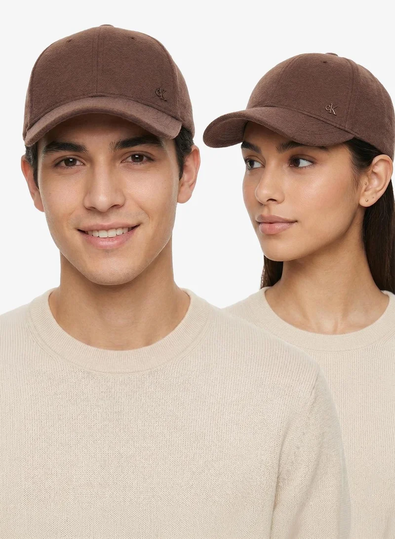 كالفن كلاين قبعة ذروة منحنية بشعار