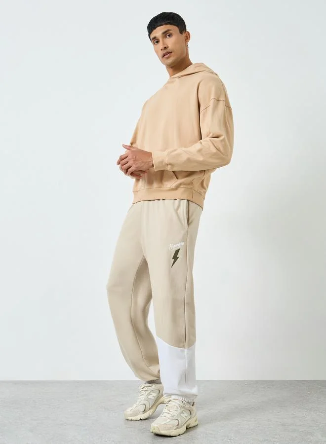 ستايلي جوغر رجالي بيج بنمط كتل الألوان وبرباط