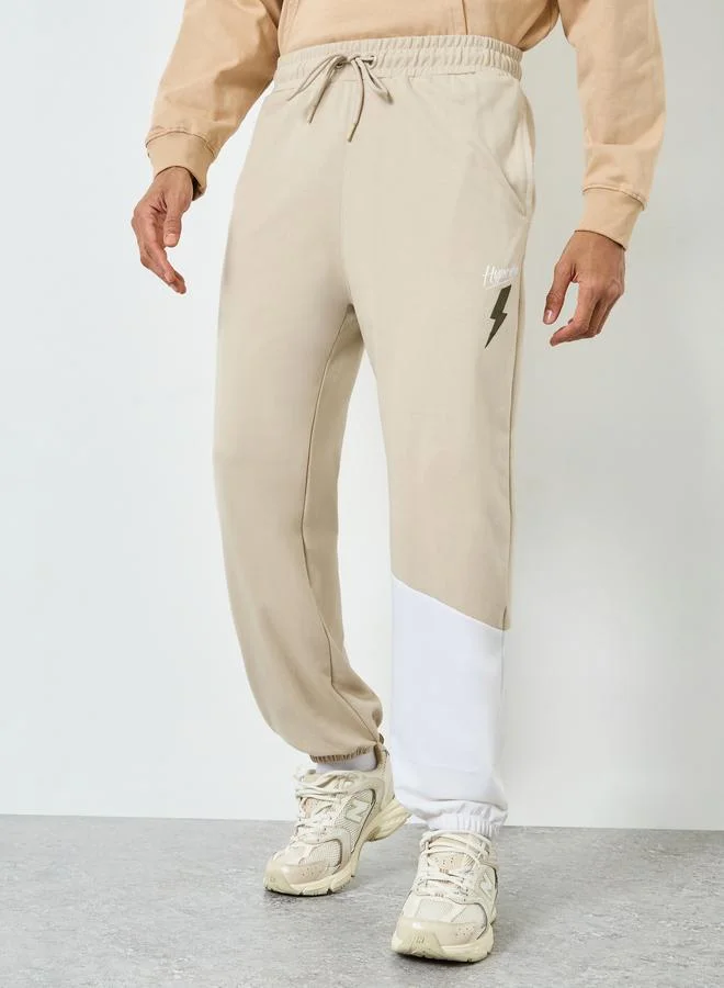 ستايلي جوغر رجالي بيج بنمط كتل الألوان وبرباط