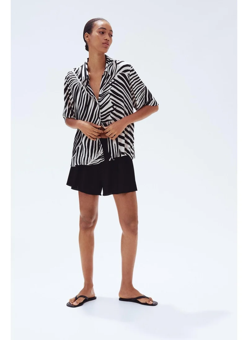 اتش اند ام Crinkled jersey shorts