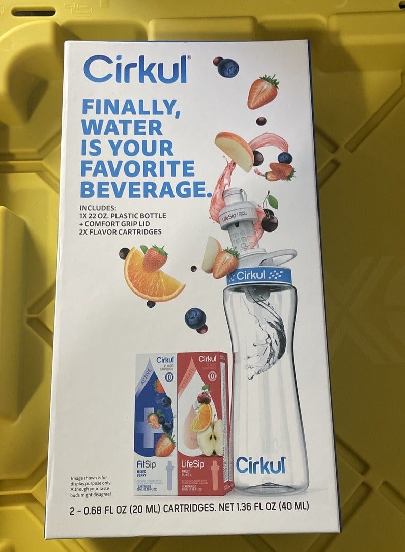 Cirkul طقم زجاجة ماء بلاستيكية سعة 22 أونصة خالية من BPA مع غطاء أزرق، و2 خرطوشة نكهة (1 لايف سيب بنكهة الفواكه، 1 فيت سيب بنكهة التوت المختلط) صفر سعرات حرارية ولا سكر - Image 1
